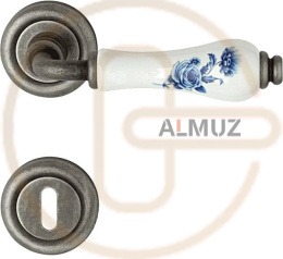 Klamka Dalia 661 z rozetą na klucz, kolor FV patynowany stare srebro, porcelana biała kwiat niebieski