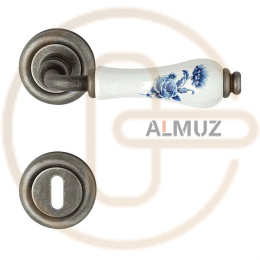 Klamka Dalia 661 z rozetą na klucz, kolor FV patynowany stare srebro, porcelana biała kwiat niebieski